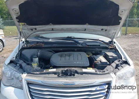 2015 Chrysler Town & Country Touring z USA, uszkodzony, nr VIN 2C4RC1BG1FR726821